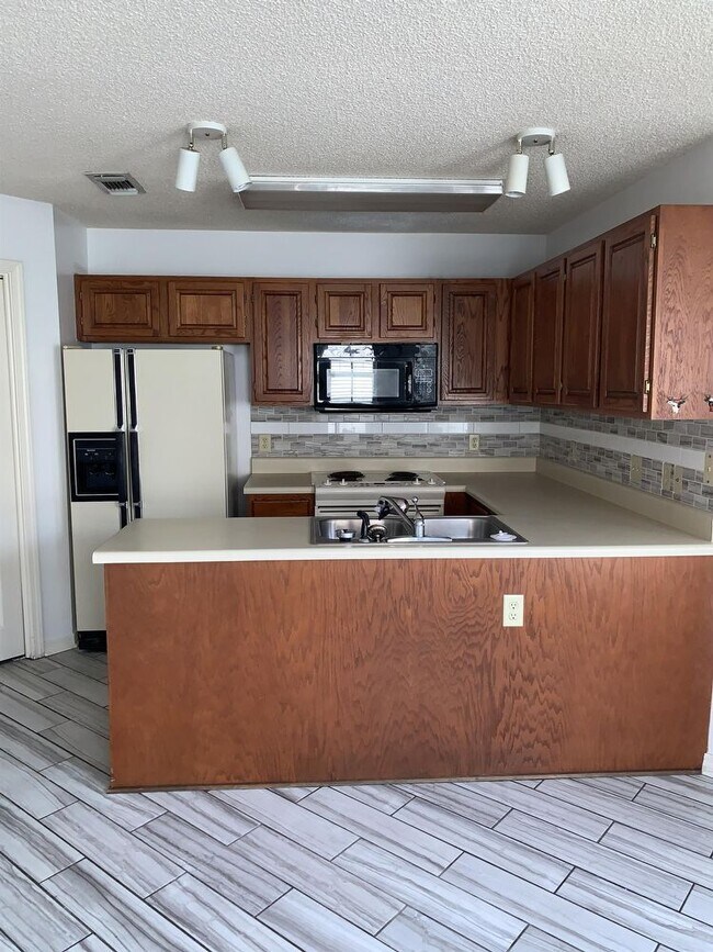 Building Photo - 8032 Eastwood Lane