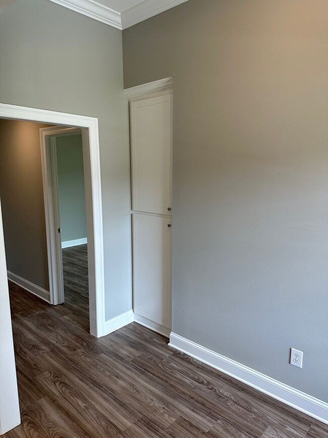 Building Photo - MOVE IN SPECIAL!**** 1/2 OF 1ST MONTH RENT...