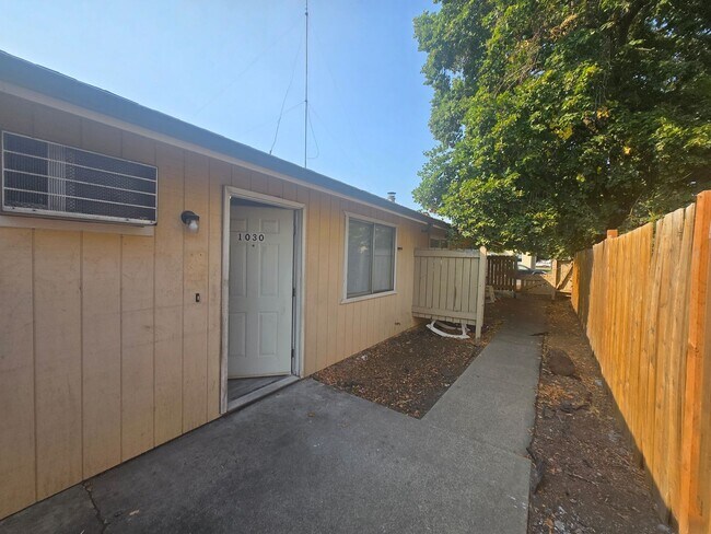 Foto del edificio - 2 Bed - 1 Bath Unit with Covered Parking