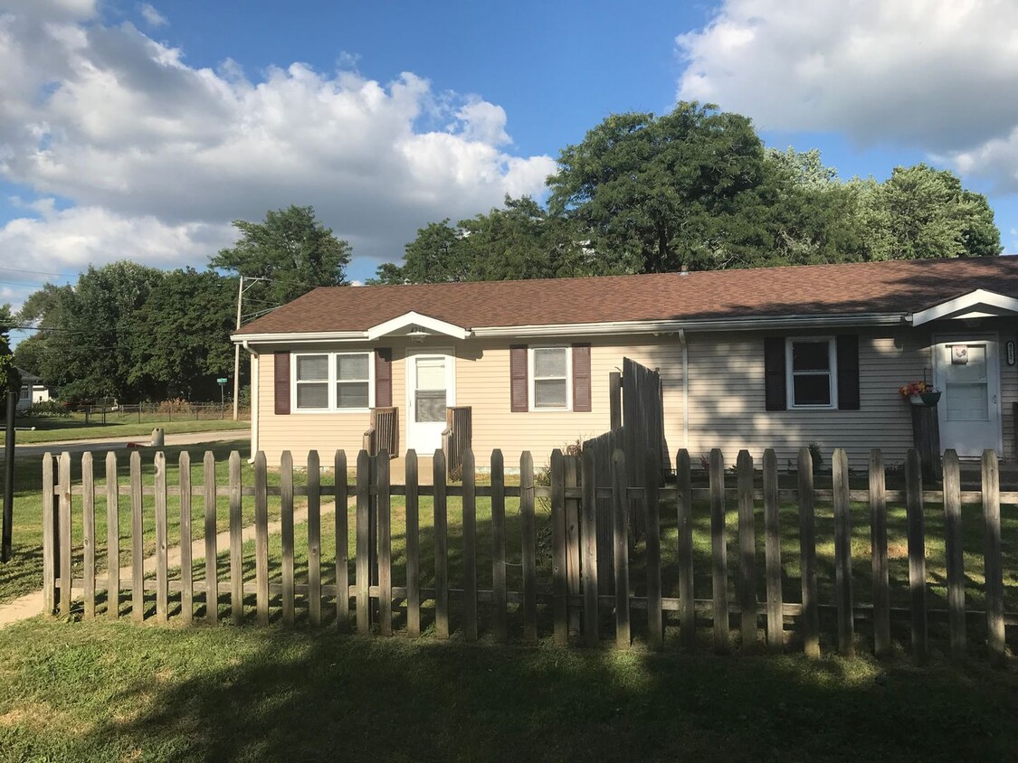 Primary Photo - Immaculate 2 Ranch Style Bedroom Duplex