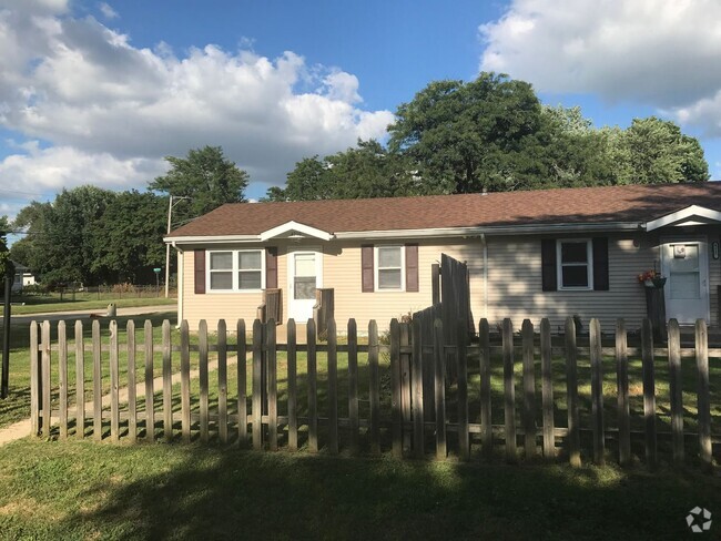 Building Photo - Immaculate 2 Ranch Style Bedroom Duplex