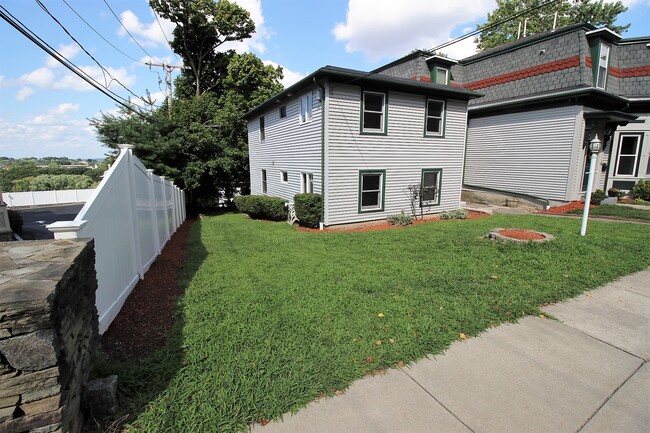 Building Photo - 154 Bigelow St