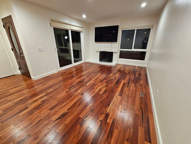 Building Photo - Beautiful 3 bed 2 bath Townhome in Cypress!