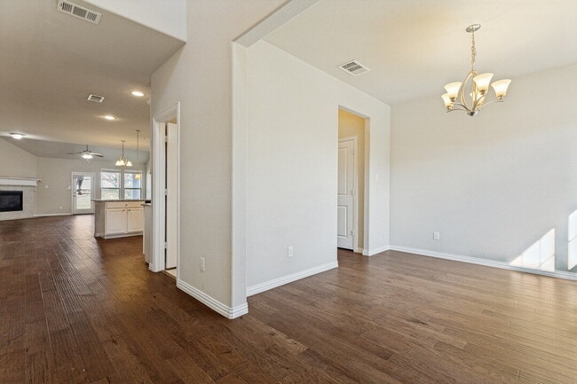Photo - "Spacious 5-Bedroom Oasis with Granite Elegance and Hardwood Charm in Fort Worth!" Apartment