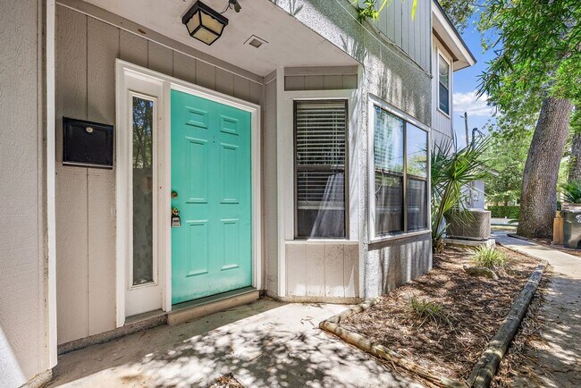 Building Photo - Remodeled townhouse just steps to the beach!