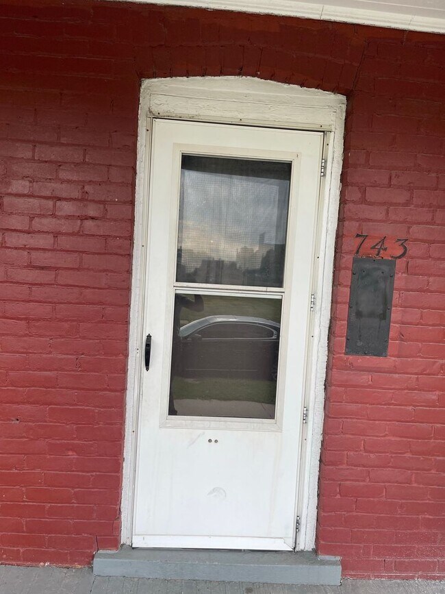 Building Photo - 743 Forsythe St