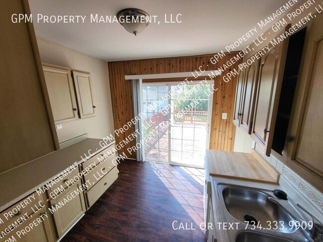 Building Photo - Perfectly Located Allen Park Home