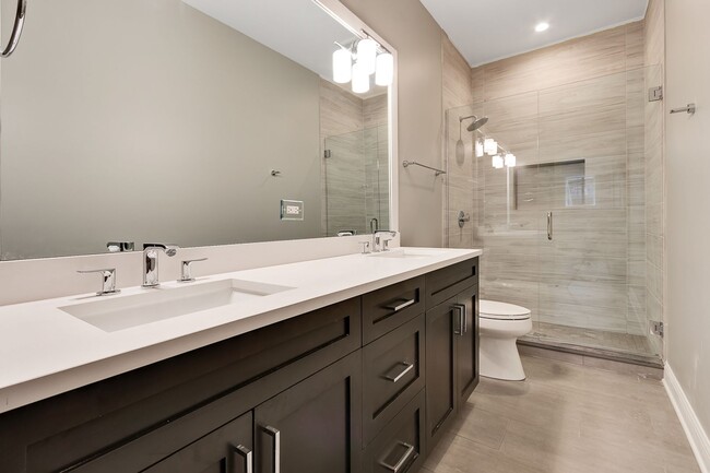 Foto del edificio - 2327 N Southport Ave