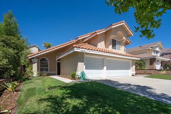 Foto del edificio - SPACIOUS 4 BEDROOM, 3 BATH HOME WITH 3-CAR GARAGE!