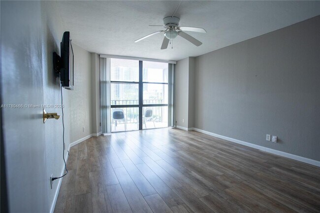 Building Photo - 800 Parkview Dr