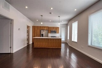 Building Photo - 627 Couch Dr