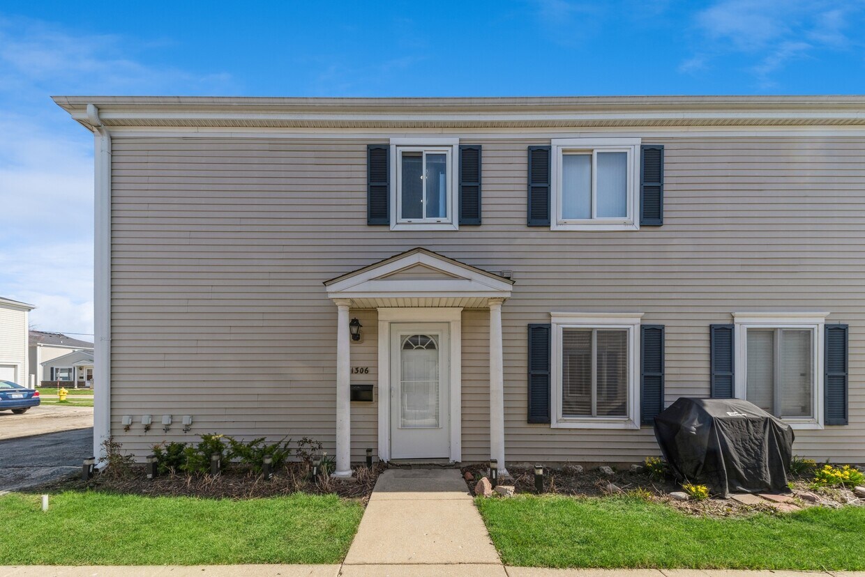 1306 Cove Dr, Prospect Heights, IL 60070 Townhome Rentals in Prospect Heights IL