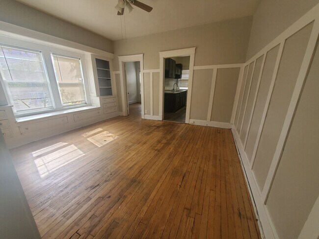 Building Photo - 2bd Unit in 4-plex near Case Western!