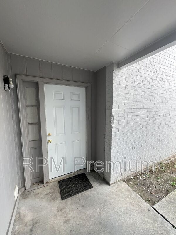 Building Photo - 3350 LA-1