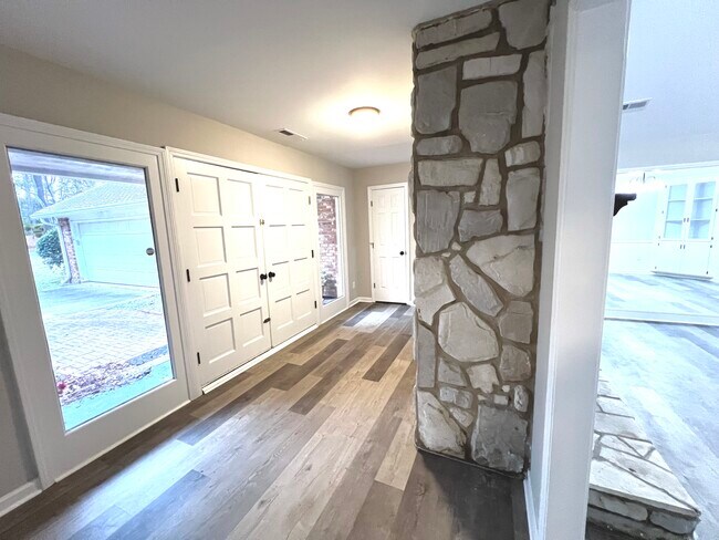 Foto del edificio - 2401 Clematis Trl