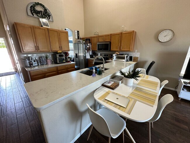 Foto del edificio - Stunning 4-bedroom 4-bathroom Home Close t...