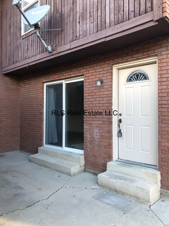 Building Photo - 1213 Siesta Dr