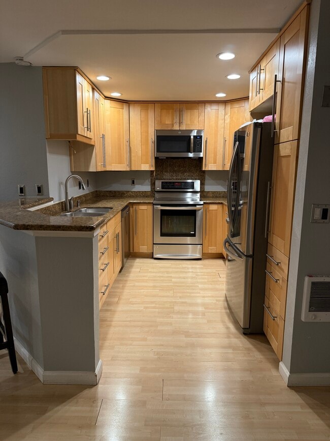 Building Photo - 1344 Bellevue Way NE