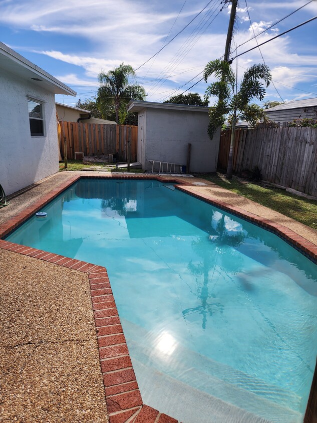 Backyard Pool House - 3041 NE 9th Ter