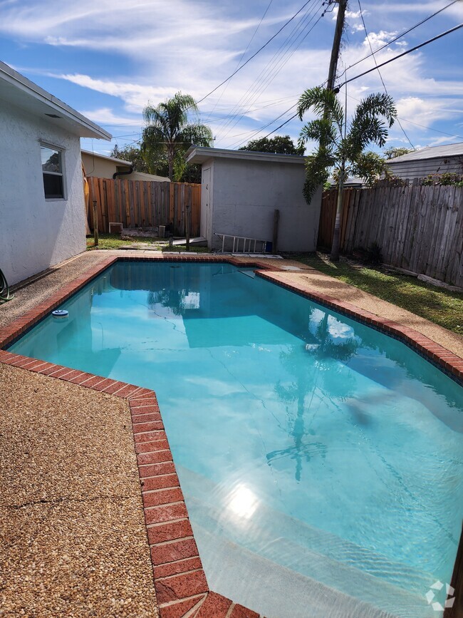 Backyard Pool House - 3041 NE 9th Ter