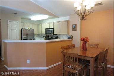 Building Photo - Large 3/ 2 Condo in Community W/ Amenities !!
