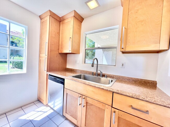 Building Photo - Beautiful 2 Bedroom/ 2 Bathroom Condo loca...