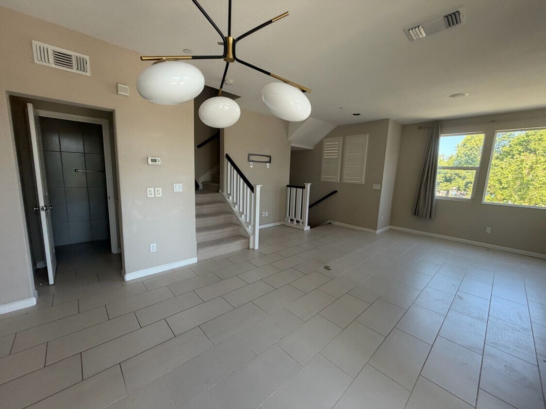 Foto del edificio - Welcome to this stunning 3 bedroom 3.5 bathroom townhome in Hayward, Ca