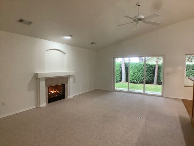 Foto del edificio - Three bedroom home in gated Alder Creek Community! | Available December