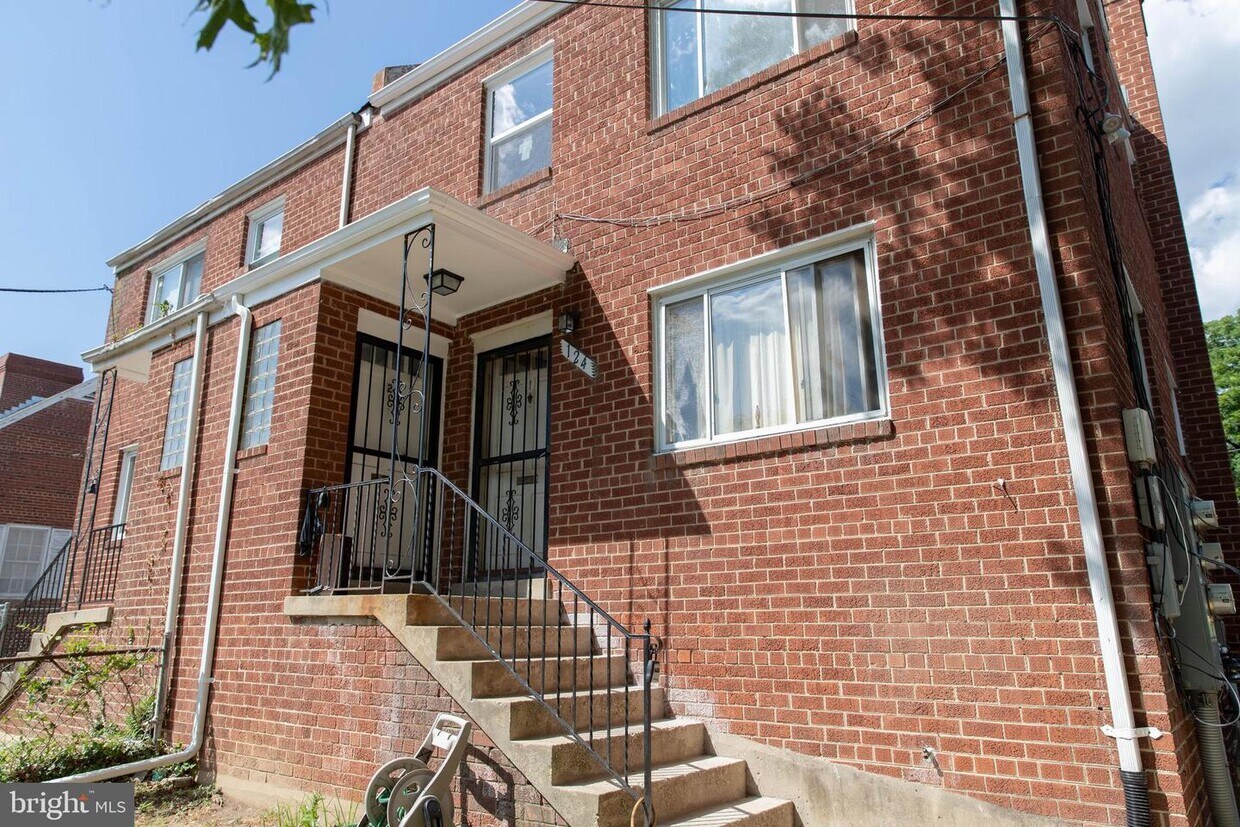 Primary Photo - 124 Wilmington Pl SE