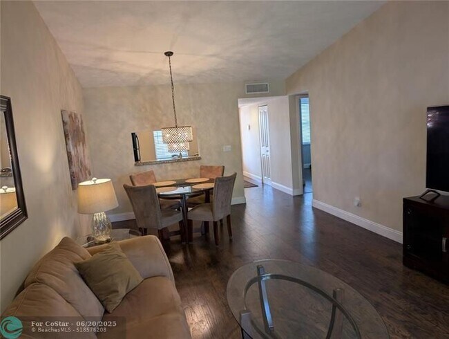 Foto del edificio - 3081 Holiday Springs Blvd