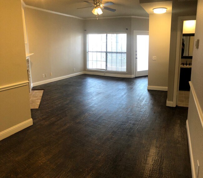 Vista desde el comedor a la sala de estar/puerta principal - 404 Pebble Way