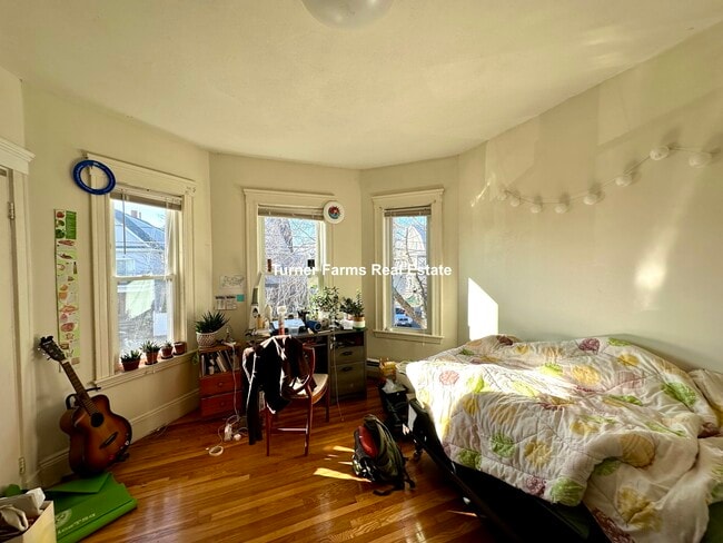 Building Photo - 352 Main St