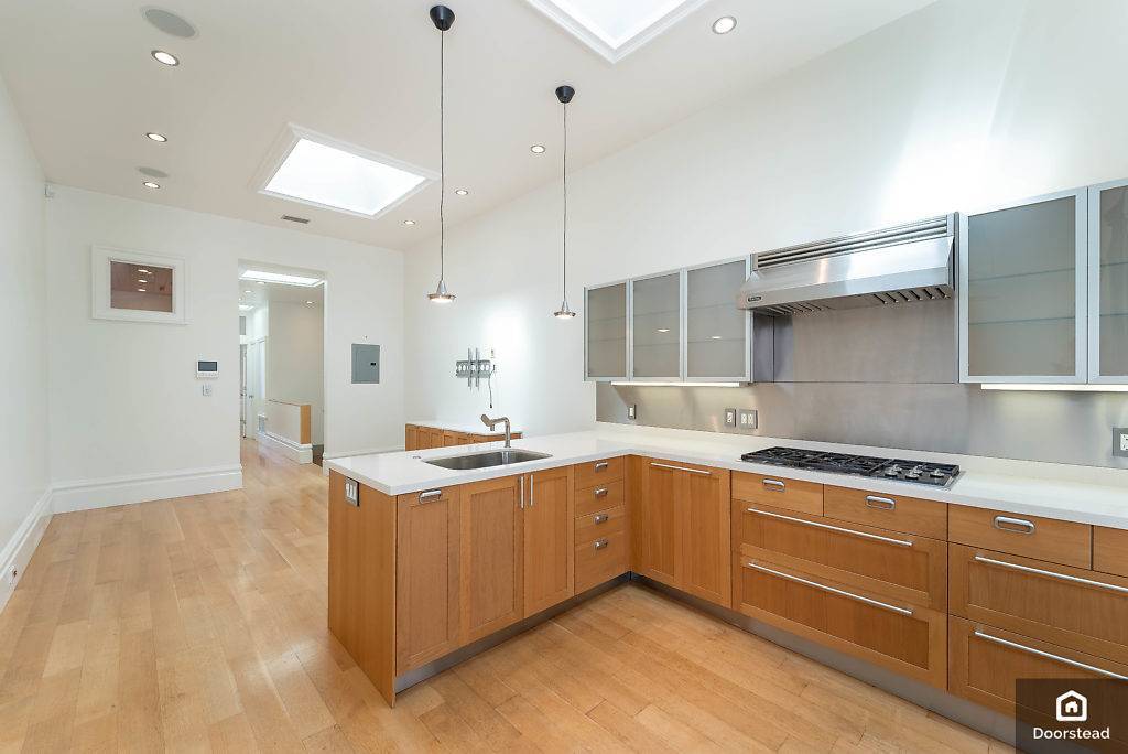 Primary Photo - 519 Natoma St