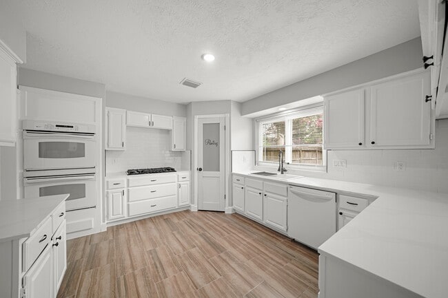 Foto del edificio - 8611 Spruce Mill Dr