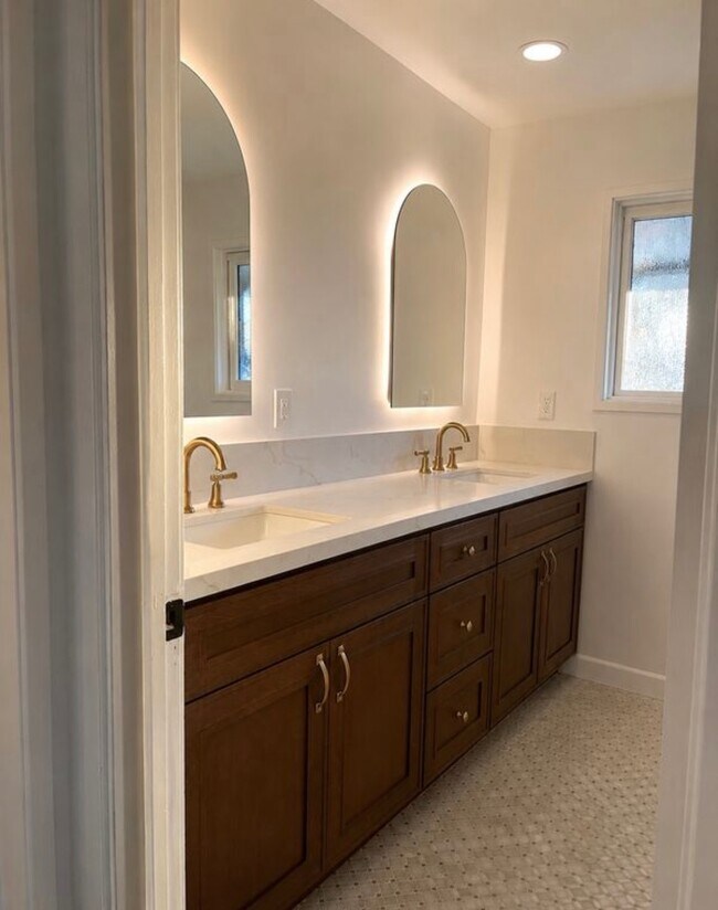 Baño con lavabos dobles - 15521 Fernview St