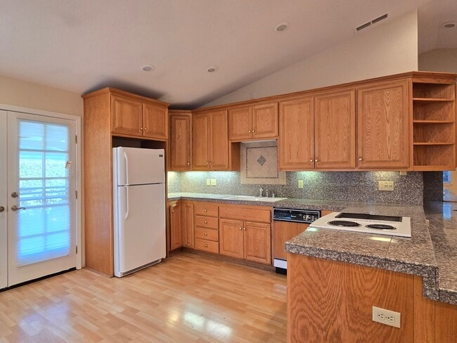 Foto del edificio - Single Family Home, Remodeled Inside and O...