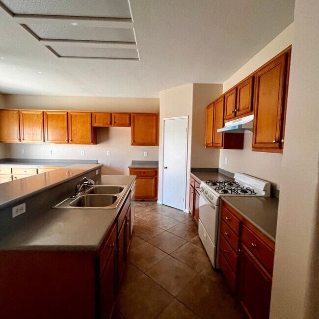 Foto del edificio - 5 BEDROOM VICTORVILLE HOME