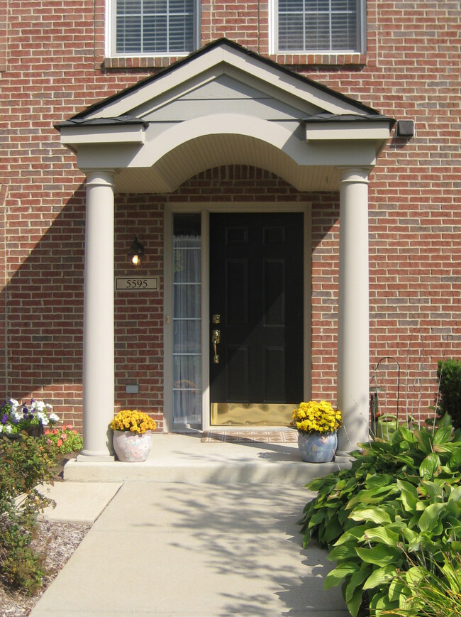 Building Photo - 5595 Hampshire Ln