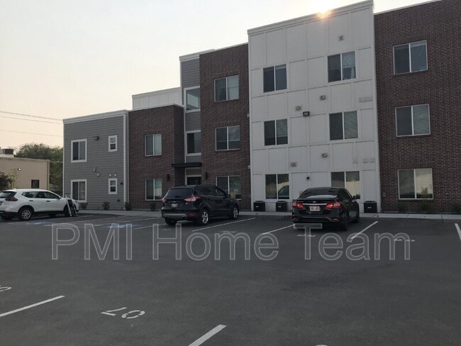 Building Photo - 2874 Kiesel Avenue