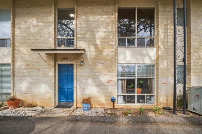 Foto del edificio - 5332 Balcones Dr
