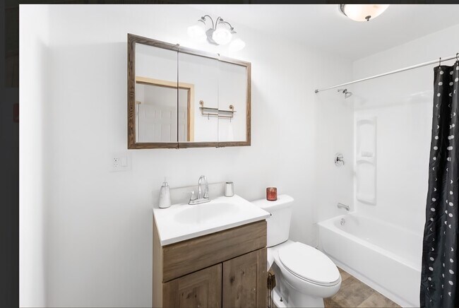 Building Photo - 123 King St