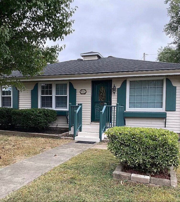 Primary Photo - 3015 Legion Park Dr