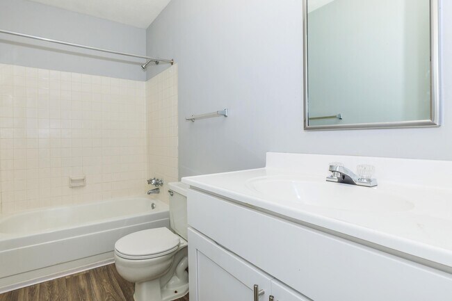 RENOVADO 2HAB., 1BA: baño - Woodbend Apartments