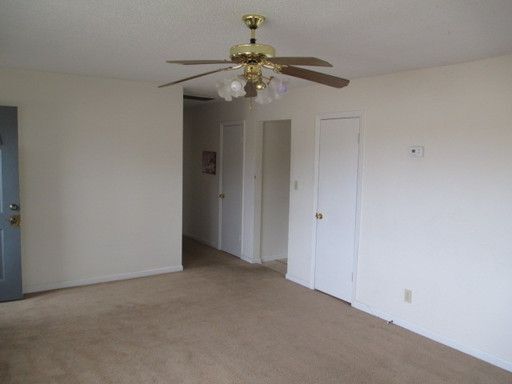 Building Photo - 706 Country Club Rd