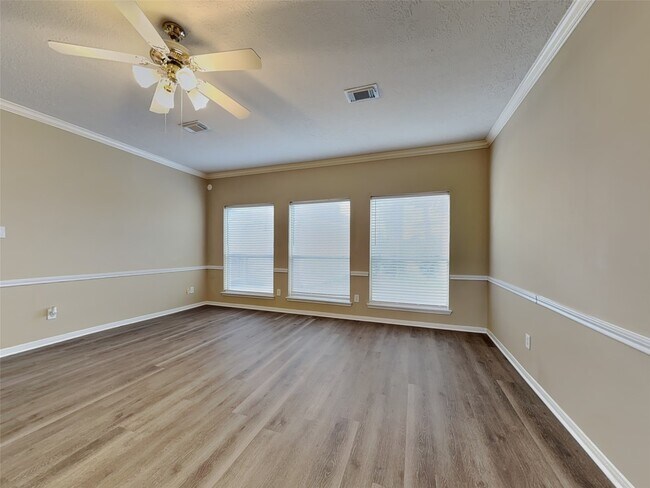 Foto del edificio - 11911 Lakewood Hills Dr