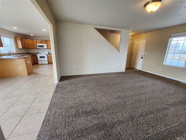 Building Photo - 3 bedroom 2.5 Bath Townhouse with garage i...