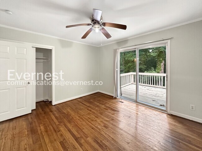 Foto del edificio - Charming Home with Deck and Garage in Prime Location | Pet Friendly