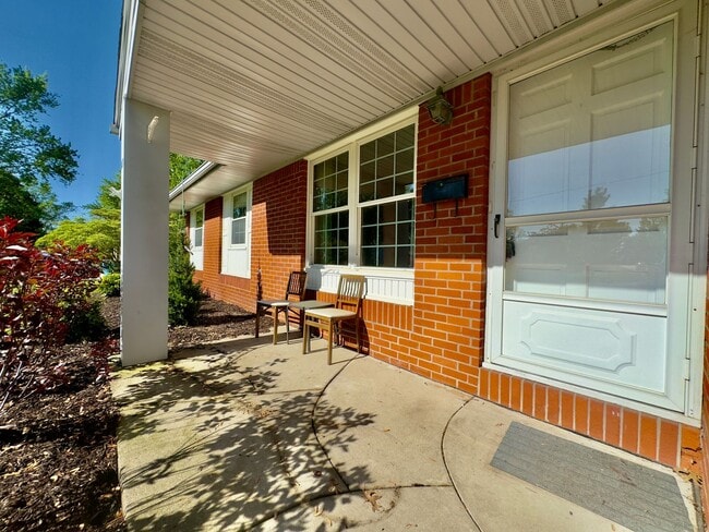 Building Photo - 5247 Silvertown Dr