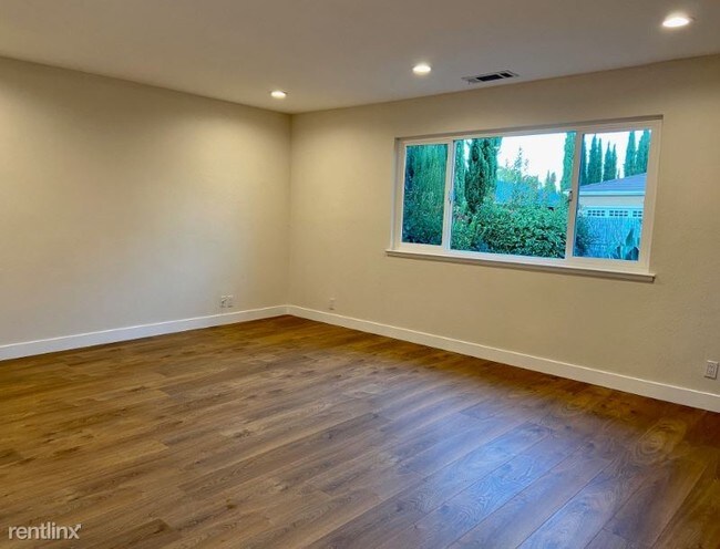 Building Photo - 10121 Santa Clara Ave