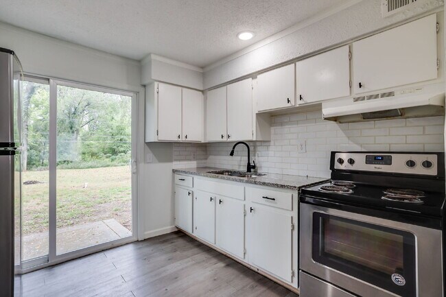 Foto del edificio - "Charming 2-Bedroom Duplex with Spacious 1,344 Sq Ft Living Space in Derby, KS!"